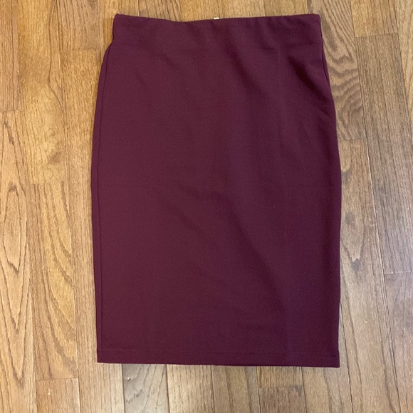 Burgundy pencil skirt - Picture 1 of 4